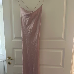 Rosa satinklänning  - Oanvänd rosa satinklänning, lång. 