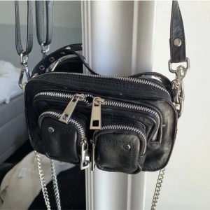 Núnoo väska - Säljer min fina lilla svarta núnoo väska i skinn för att den inte längre kommer till användning 💓 nypris ca 899kr🌟