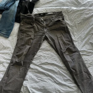 Replay anbass - Fint skick sällan använda. Kom med prisförslag. Släpper billigt vid snabb affär. Kolla även min profil om ni vill köpa jeans i bulk så löser vi en bra deal😊