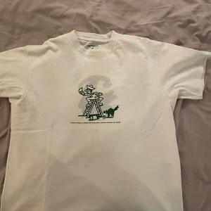 Carhartt WIP ”Lucky Painter” - Vit tröja från Carhartt. Mäktigt tryck på bröstet. Sitter bra o är väldigt skön. Nästan helt oanvänd så den är så gott som ny! Storlek M men passar L! Jag brukar alltid ha L och den passar mig.  (550 kr nypris)