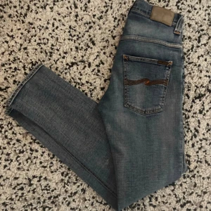 Nudie jeans - Säljer dessa riktigt feta nudie thinn Finn i storleken 30/32. De är i en riktigt snygg tvätt och sitter slim, väldigt bra passform. Skick 9/10.