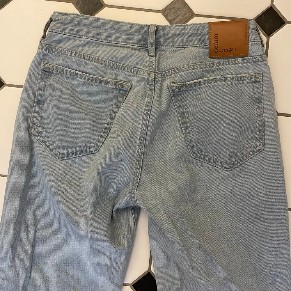 Säljer dessa lågmidjade raka jeans från bikbok i strl W25 L30. Kontakta för fler bilder eller frågor!🫶🏼. Jeans & Byxor.