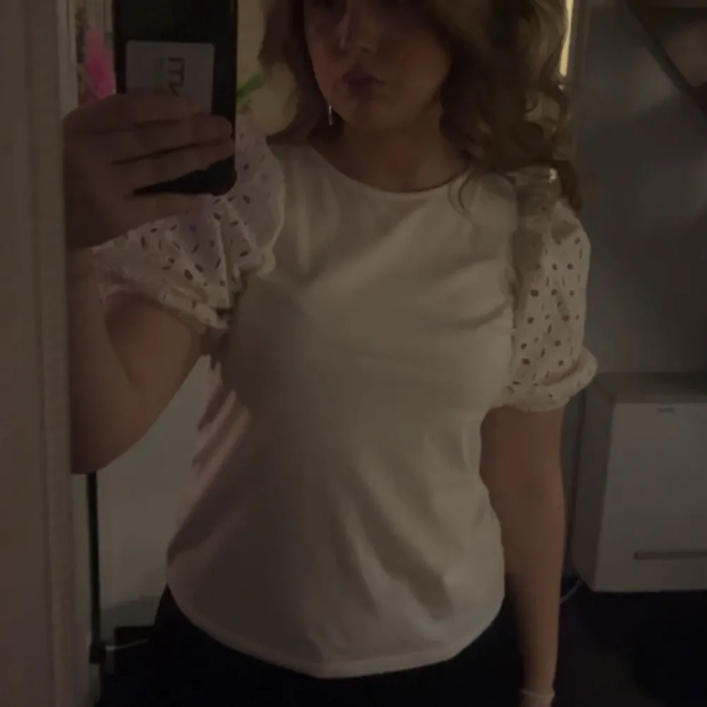 Jättesöt T-shirt/ topp med puff ärmar. Använd fåtal gånger, nyskick💗. Puserot.