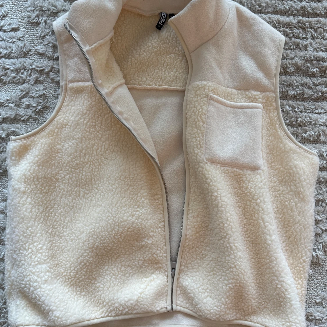 Vit fleeceväst från Pieces