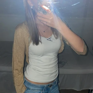 Bolero - Säljer denna skitsnygg korta koftan som inte kommer till användning, skriv om ni har några frågor!❤️