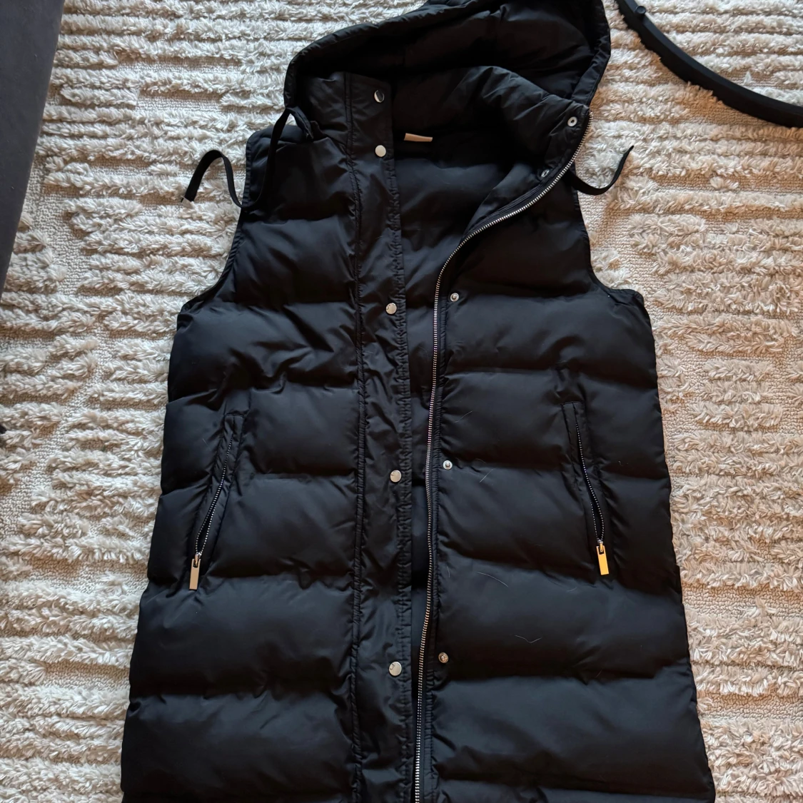 Svart dunväst med huva
