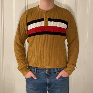 Tommy hilfiger tröja  - Fet stickad tröja från Tommy Hilfiger som sitter snyggt på 🤩 Storleken är 164, men sitter som S. Skriv privat vid frågor 🙌