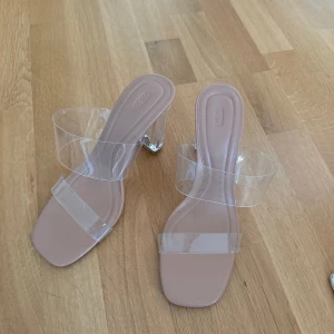 Klackar från Zara - Genomskinliga klackar från Zara i storlek 39! Aldrig använda.