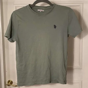 U.S. POLO t-shirt  - Fet polo tröja i grön/blå färg i fint skick 🤩 Strl 12-13 år vilket motsvarar XS - S 🙌 Skriv privat vid funderingar 