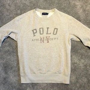 Ralph Lauren Tröja - Säljer en riktigt snygg Ralph Lauren tröja i färgen grå | Skick: 9,5/10 | Storlek: M | Nypris: 1799kr |