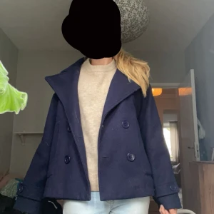 Design by si kappa  - Fin kappa har inte används så mycket färg marinblå storlek xs/s jackan heter CATINKA TRENCHCOAT - NAVY köpt för 681kr  