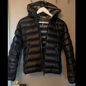 Colmar jacka  - Säljer min Colmar jacka som jag köpte förra vintern men har bara använt den här typ 7 gånger.  Köpte den för 6000.  Det står att storleken är 42 men den passar mig som är xs/s. Pris går att diskutera ❤️skriv om ni vill ha bild på ❤️