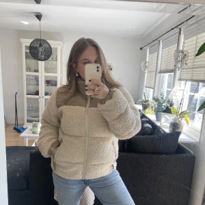 North Face jacka - Säljer nu min jättesnygga vinterjacka från The North Face. I använt skick men inga slitage🩵 Hur bra som helst inför vintern👊