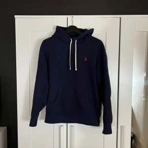 Polo Ralph Lauren Hoodie - Säljer en Ralph Lauren Hoodie! Den är i fint skick och är i storlek S. Köpt på zalando för 1900kr. Skriv för mer info!