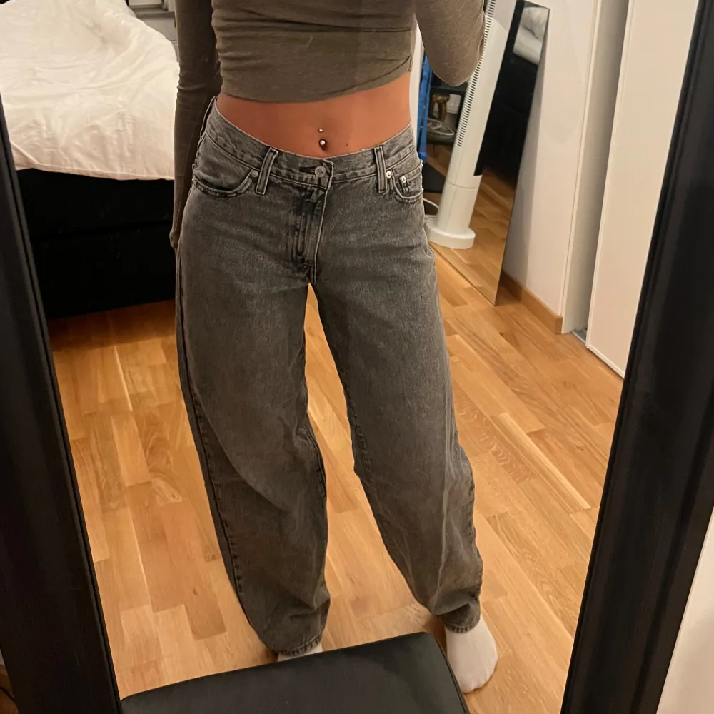 Jättesnygga widejeans, använda fåtal gånger, nyskick❣️nypris 1300kr. Farkut & Housut.