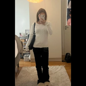 Vit tröja från GANT - Säljer en superfin vit tröja från GANT i storlek XS. Den är lite missfärgad vid kragen, men endast innanför (bild 2) 