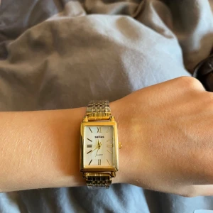 Guldklocka  - Justerbart armband så alla storlekar vid handled funkar 