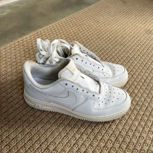 Vita skor från Nike - Storlek S
