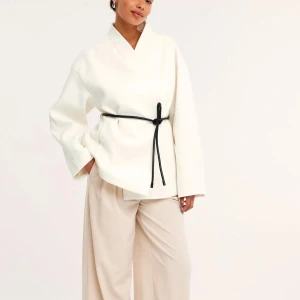 Kappahl kappa  - Jättesnygg vit kappa från Kappahl i strl Xs helt nya. Ordinarie priset är 1000kr! säljer för 900kr🥰🥰