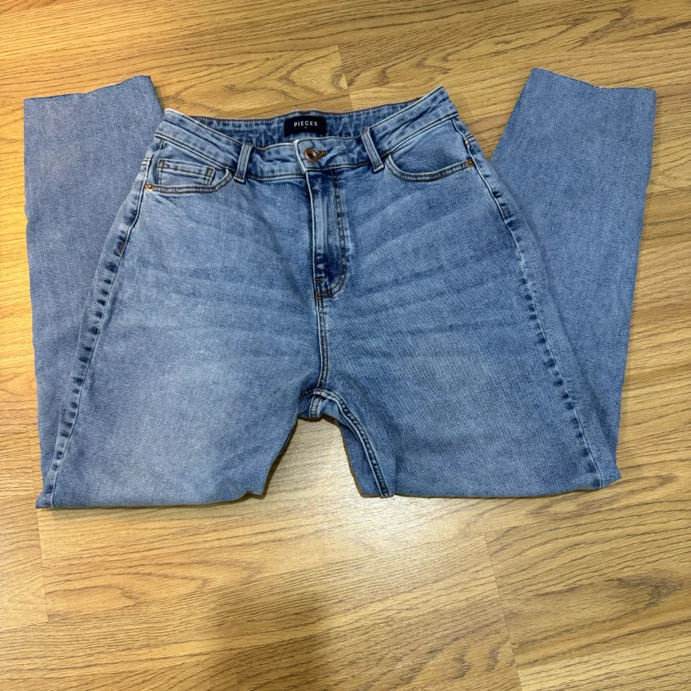 Ett par jeans från Pieces i stl M som är i väldigt bra skick säljs för 150 kr. . Jeans & Byxor.