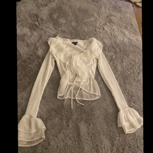 Vit blus med volanger - Bra skick, andvänd ungefär 2 gånger