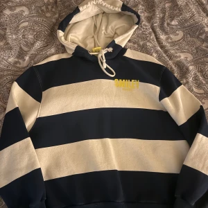 Hoodie från ZARA - En randig hoodie i färger vit/kräm och mörkblå. Står ”SMILEY” på framsidan och har en logga där bak som man kan se på andra bilden. Är i storlek XS och säljes då den knappt används längre. Tar endast Swish, skriv gärna vid intresse!💌