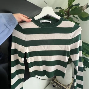 Zara topp - Grön och vit randig kroppad topp från zara