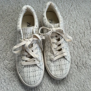 Skor zara - Säljer dessa skor från zara som aldrig används, köpte på sellpy därav lappen under skon. Skriv vid frågor eller fler bilder🥰