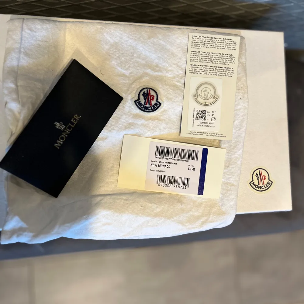 Säljer nu mina sjukt snygga moncler new Monaco skor, skick 7/10 använda mycket men mycket kvar, box dustbag och kvitto med följer ,nypris runt 5 tusen kr mitt pris 2099 inte helt fast pris, bara att skriva vid funderingar eller mer bilder ❣️✌🏼. Skor.