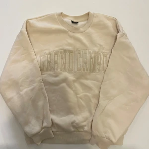 Sweatshirt - Sweatshirt från Gina i strl S. Ny utan prislapp. 