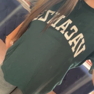 Grön T-shirt  - Jättefin typ oversized tröja som jag köpte för ett par år sedan. 