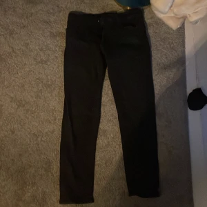 Jack&jones jeans - Tja! Säljer nu dessa feta svarta jeans från jack&jones | ny pris cirka 500kr mitt pris 199kr| storleken ser man i bilden. Vid några som helst frågor kan du kontakta mig i dm.