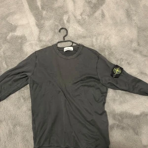 Stone island tröja - Superfin stone island i jättefint skick. Använd väldigt sparsamt. Passar S. Bara hör av er om ner har fler frågor