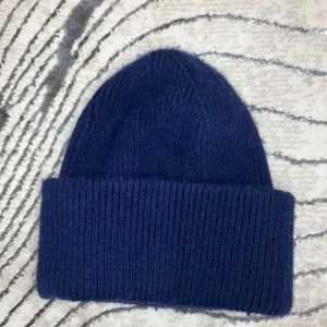 Kashmir mössa - Tjena! Säljer nu en fin o riktigt skön Kashmir mössa i färgen marinblå. Skicket är okej och använd lite förra vintern. Hör av er vid frågor .