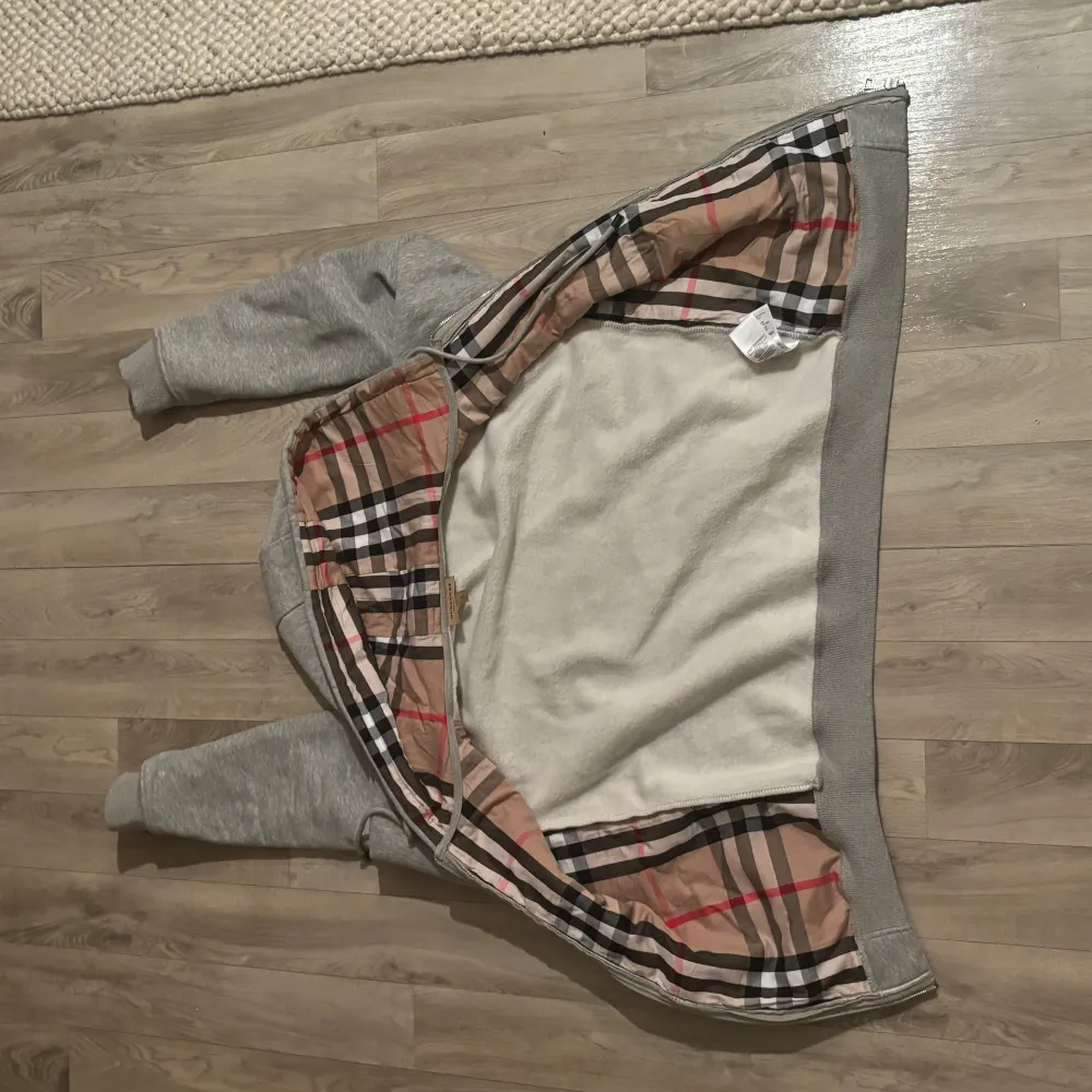 Burberry zip hoodie Storlek M Använt fåtal gånger  Pris kan diskuteras vid snabb affär . Hoodies.