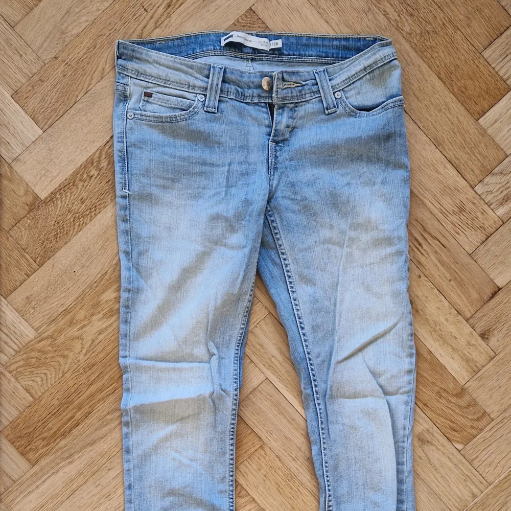 Lågt skurna jeans från Levi i modell Demi curve. Jeans & Byxor.