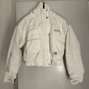Vit Jacka - Bomber croppad jacka 