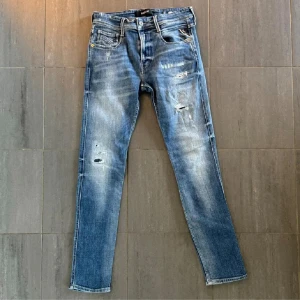 Replay Anbass med slitningar  - Replay Anbass med sjukt feta slitningar Sitter slim Inga defekter  30/32 