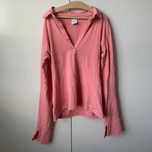 Rosa v-ringad tröja - Rosa v-ringad långärmad tröja med slits på ärmarna