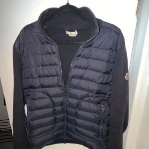 Moncler cardigan  - Letar byten