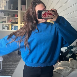 Blå tröja - Fin tröja från Nelly. Bra basic plagg i fin blå färg!