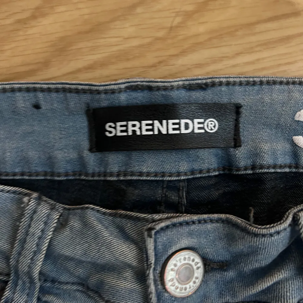 Säljer dessa snygga och sköna jeans. Skick: 11/10. Det är bara till att skriva vid funderingar eller liknande . Jeans & Byxor.