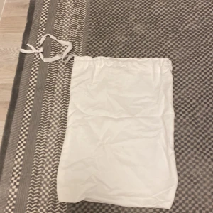 Den har jag gjort den är jätte fin o snygg tycker jag man kan ha gympa kläder och ha den i sin skåp man kan vika den så litet man kan som bilden du ser här - Jätte fin bra pris jag kan läga jätte mycke grejer i den. Den får plats med bra grejer man böhver man kan lägga klädder och kräm och litet prefum jätte perfekt tycker jag tack o hej