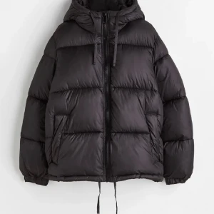 HM jacka  - Använd men i bra skick, går inte att köpa längre💕