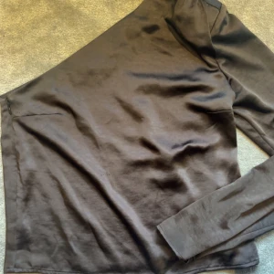 One shoulder topp - Superfint skick, glansigt material