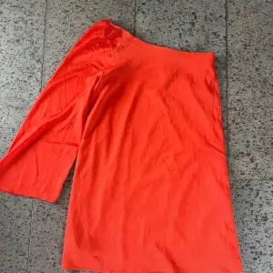 Fin orange one shoulder klänning , storlek xs men passar mer en s 