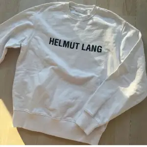 Hej dröjer nu denna snygga Helmut Lang hoodie för att den inte passar längre den är i bra skick men en liten fläck som går bort i tvätten annat bra skick 