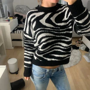 Zebra stickad tröja - Super snygg, använder inte längre🥰🥰