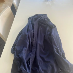 Ralph lauren skjorta aldrig använt pga storleken  - Blå Ralph lauren skjorta i bra skick.