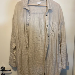 Linneskjorta - Längre linneskjorta i 100% linne. Endast använd fåtal gånger. Extra knapp följer med. 